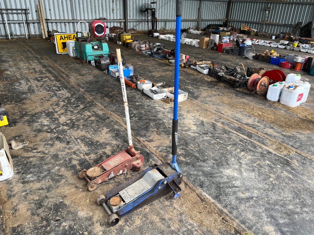 2 x HYDRAULIC JACKS