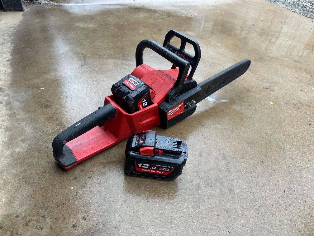 MILWAUKEE -18v CHAINSAW & 2 x 12Ah BATTERIES