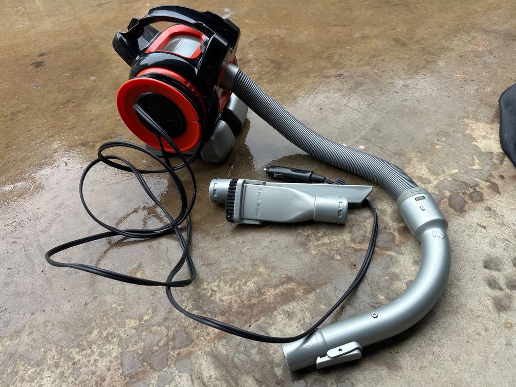 BLACK & DECKER 12v DUST BUSTER