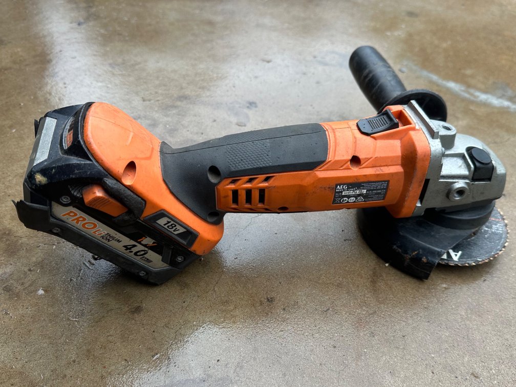 AEG - 18V ANGLE GRINDER & 4 Ah BATTERY