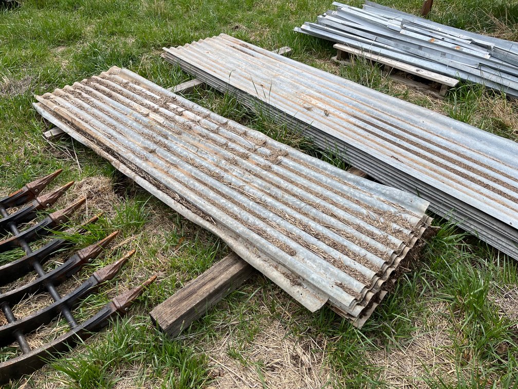 BUNDLE CORRUGATED ROOFING IRON 8FT SHEETS (USED)