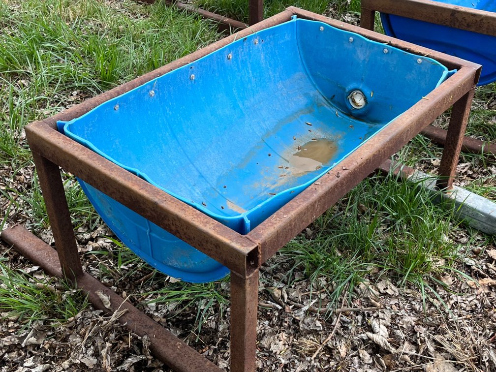 1 x POLY STOCK TROUGH WITH 3FT STEEL FRAME (SMALL)