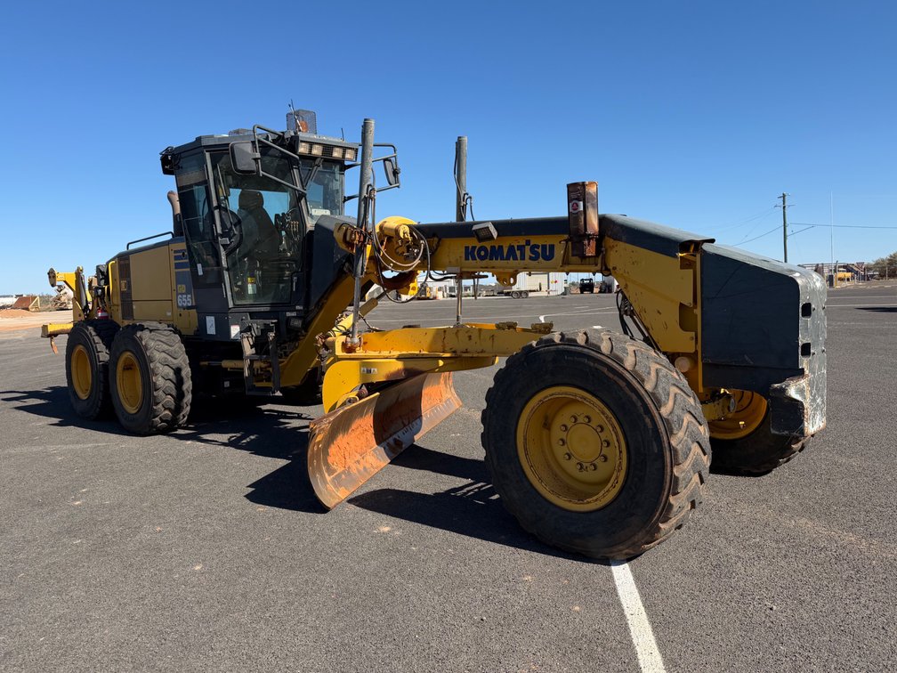 KOMATSU GD655-5 MOTOR GRADER WITH REAR RIPPER ASSEMBLY & TOOL CARRIER