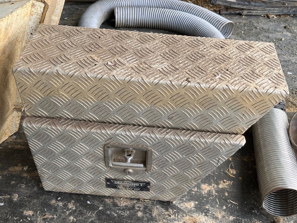 1 x DIAMOND T PRODUCTS CHECKER PLATE TOOLBOX