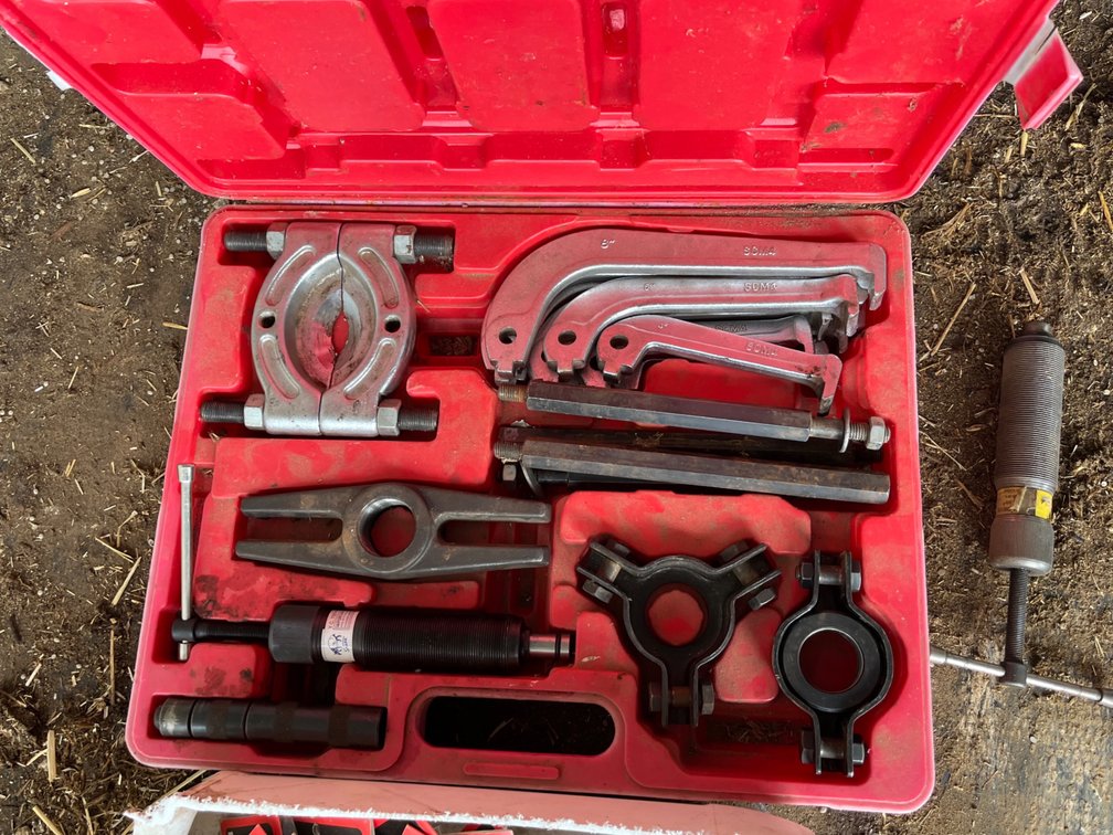HYDRAULIC GEAR PULLER WITH CARRY CASE