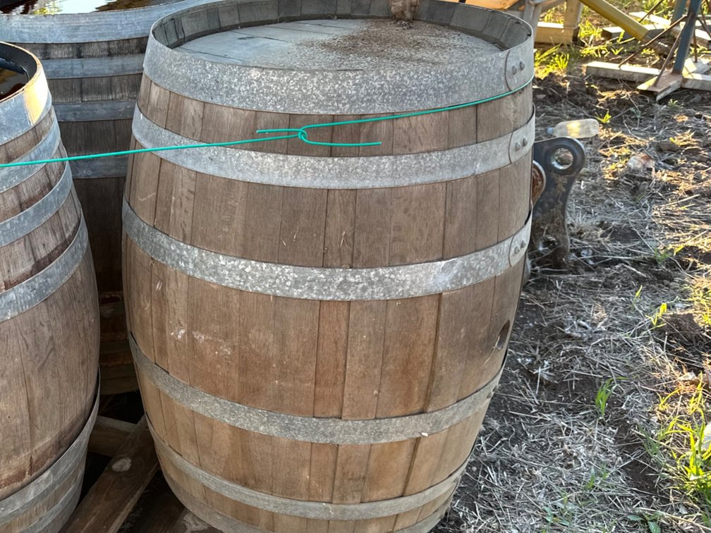 1 x VINTAGE WOODEN WINE BARREL (SELLING #4 OF 4 BARRELS)