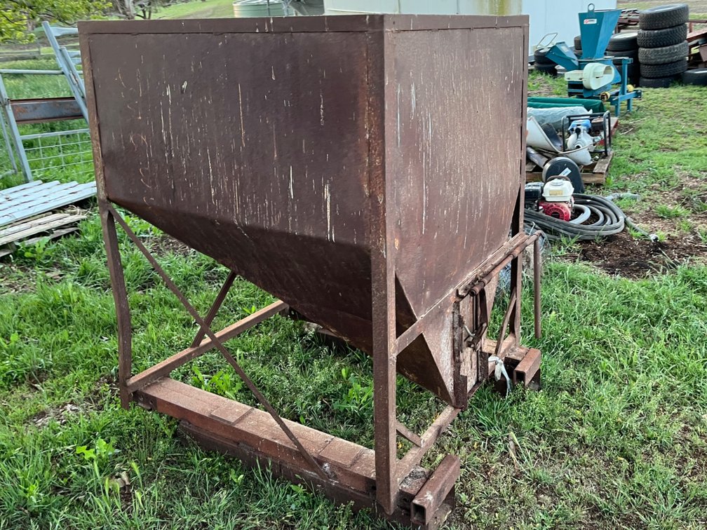 CUSTOM FEED OUT GRAIN STORAGE BIN