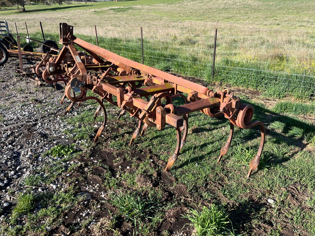 MASSEY FERGUSON 560 CURLY TYNE 10FT SCARIFIER