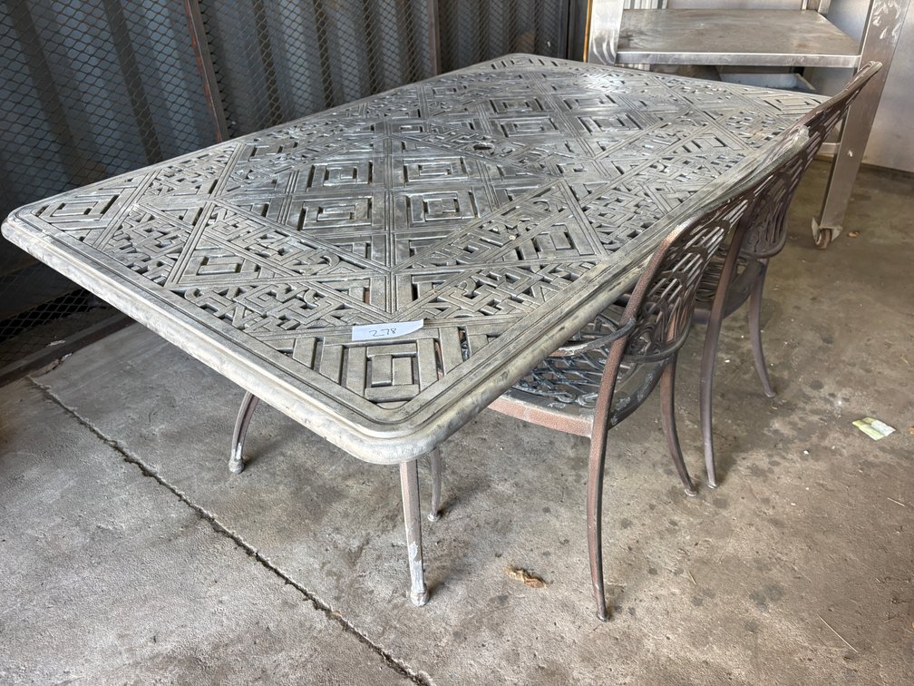 Large Cast-Aluminium Outdoor Dining Table – Approx. 180 x 116 cm