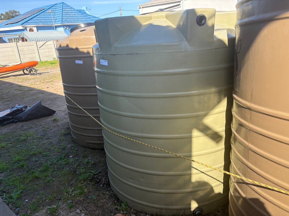 Vertical Water Tank – Approx. 2,200 L