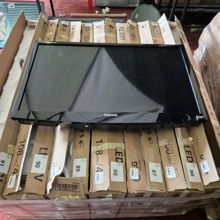 1 x Samsung 32 Inch LCD TV - With Remote - Tested - Working