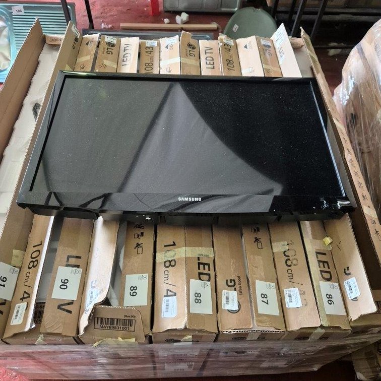 1 x Samsung 32 Inch LCD TV - With Remote - Tested - Working
