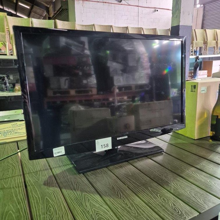 1 x Samsung 32 Inch LCD TV - With Remote