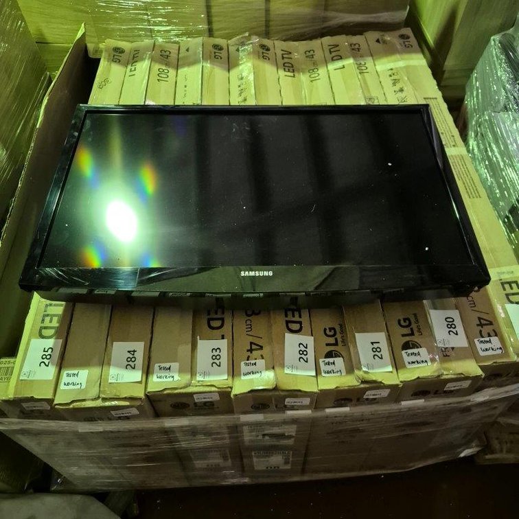 1 x Samsung 32 Inch LCD TV - With Remote - Tested - Working