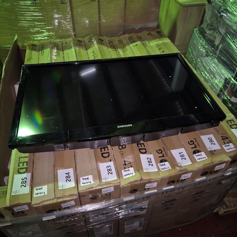 1 x Samsung 32 Inch LCD TV - With Remote - Tested - Working