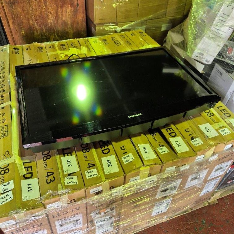 1 x Samsung 32 Inch LCD TV - With Remote - Tested - Working