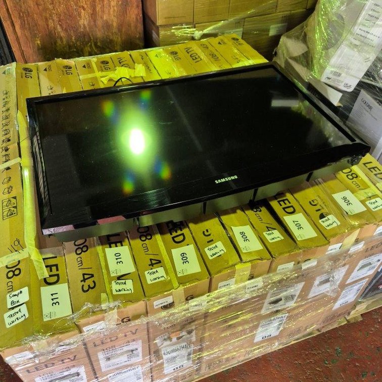 1 x Samsung 32 Inch LCD TV - With Remote - Tested - Working