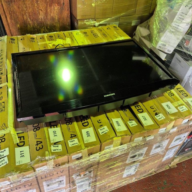1 x Samsung 32 Inch LCD TV - With Remote - Tested - Working