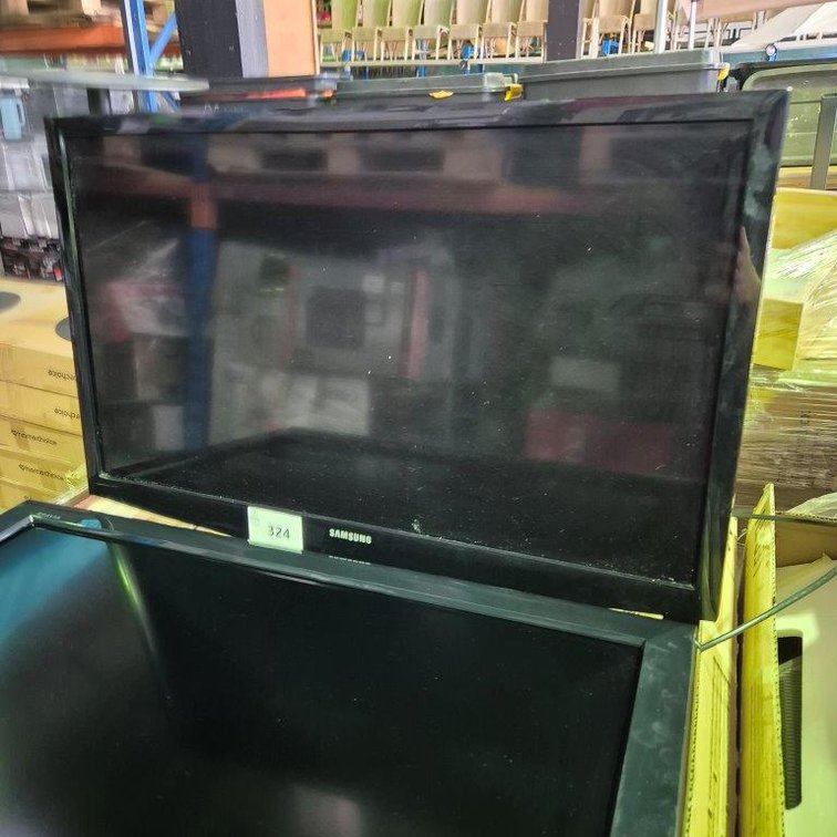 Samsung 32 Inch LCD TV - With Remote - Tested - Working