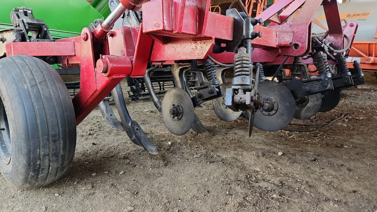 Ripper , Disc Harrow and Roller Combination .