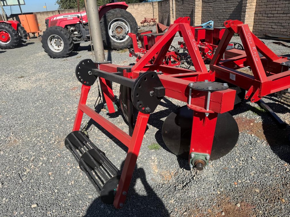 Single row ridger with roller
