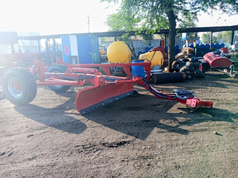 BRAND NEW 2.4 METRE HYDRAULIC SCRAPER