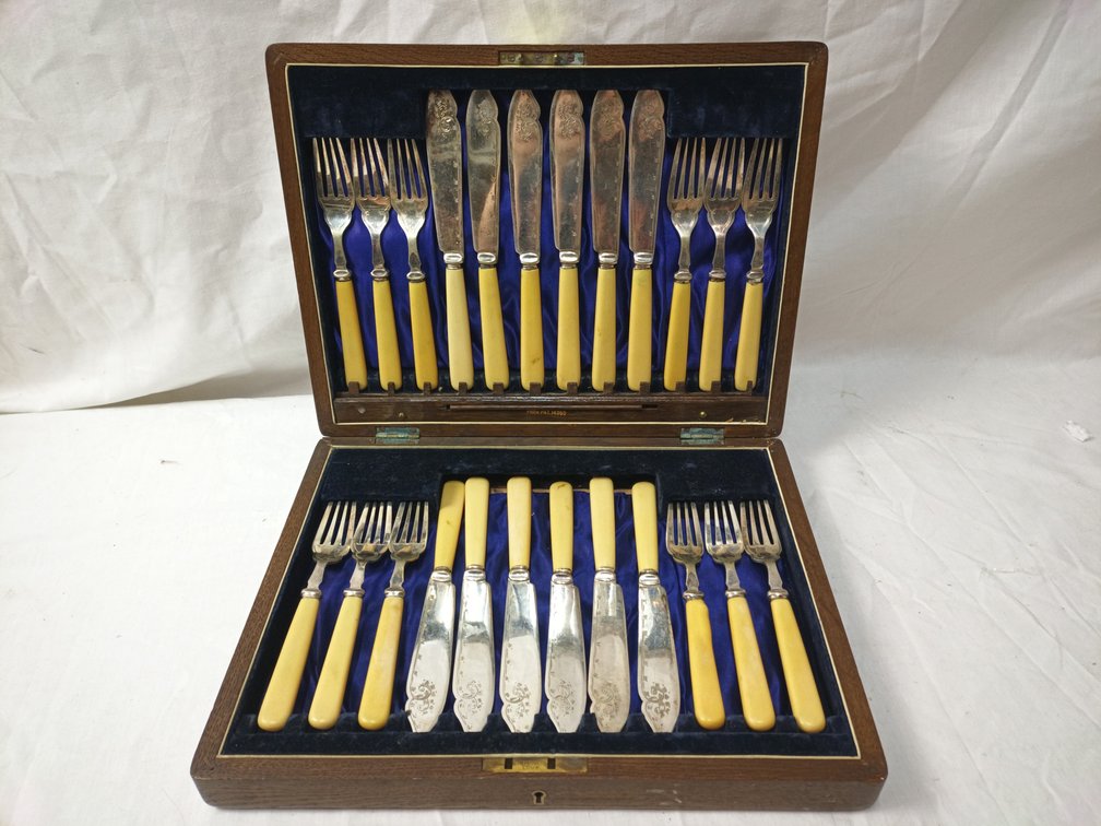 24-Piece Fish Cutlery Set