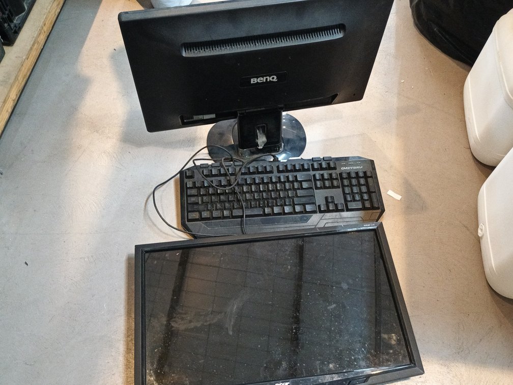 Monitor x2 and Keyboard x1